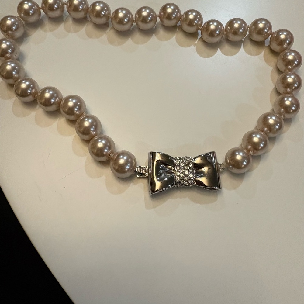Elegant Pearl Necklace with Silver Bow Clasp
